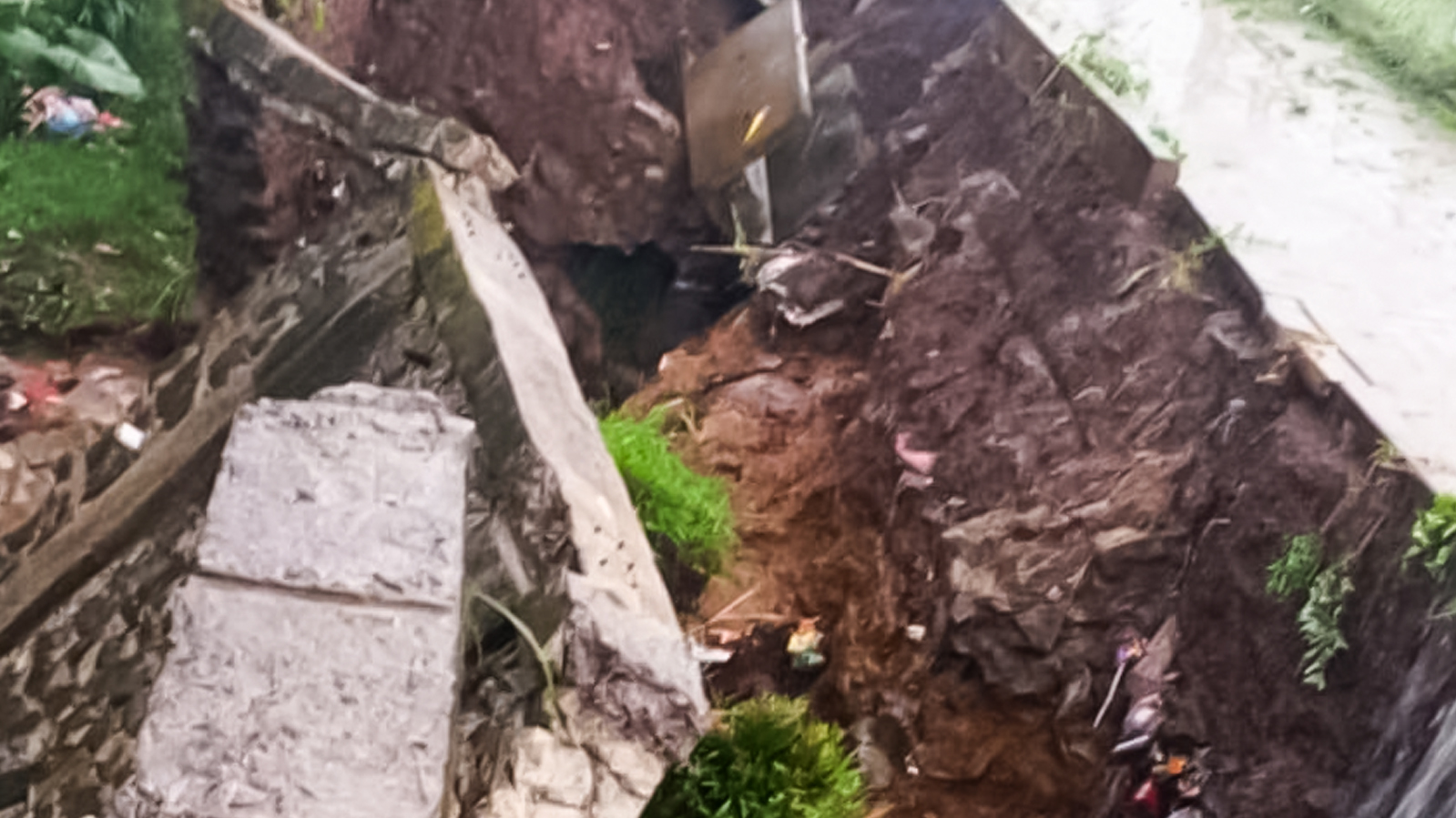 Dua Rumah Warga Terdampak Akibat TPT Lapangan Curug Dengdeng Ambruk Saat Hujan Deras