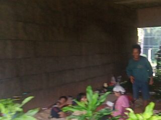 Satu Keluarga Korban Pencopetan Tinggal di Kolong Semanggi, Dijangkau Satpol PP Jakarta Pusat